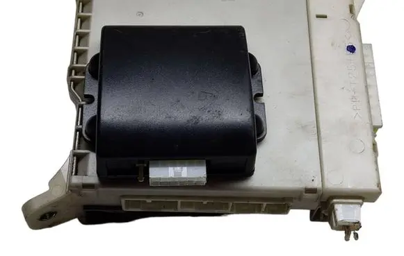 Lexus GS 300 350 430 450H Fuse module 8273030271