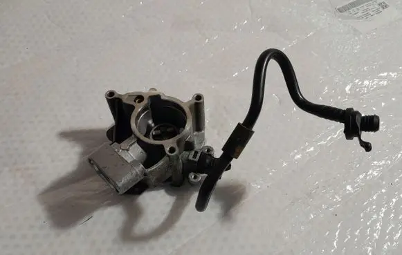 Volkswagen Golf VII Vacuum pump 06L145100F