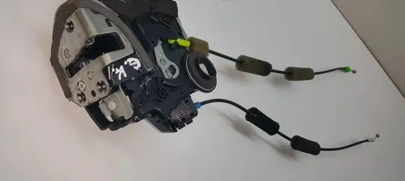 Lexus IS 220D-250-350 Front door lock R610414