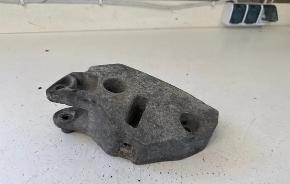 Opel Vivaro Engine mounting bracket 91168224 8200159772