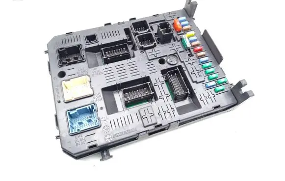 Peugeot 3008 I Fuse module 9666895380