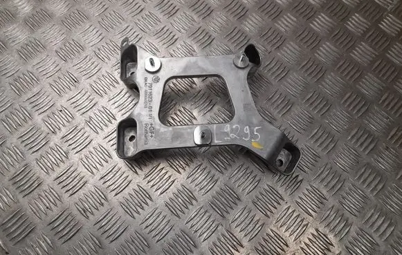 Engine mounting bracket