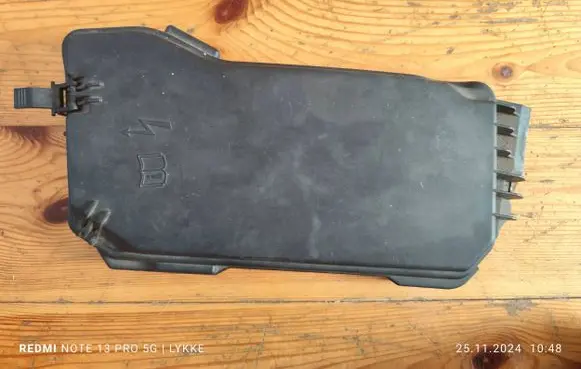Mercedes-Benz C W204 Fuse box cover A2045400182