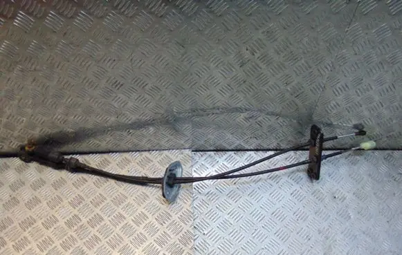 Hyundai i10 Gear shift cable linkage 