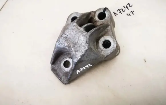 Opel Vectra B Engine mounting bracket 90538041