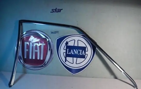 Lancia Thema Front door window/glass frame 82422586