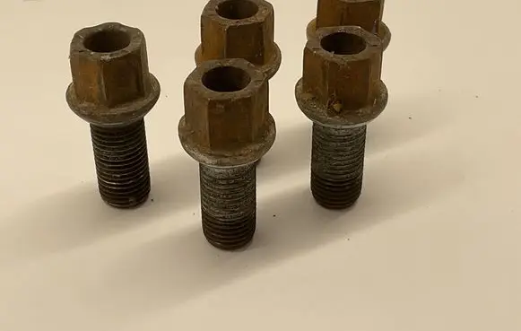 Volkswagen PASSAT B6 Anti-theft wheel nuts and lock 