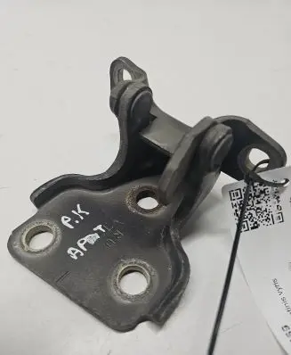 Land Rover Freelander Front door lower hinge 