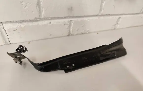 Audi A4 S4 B8 8K Fender mounting bracket 8K0821136