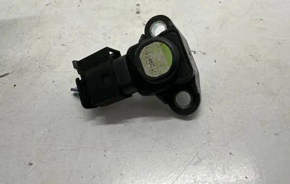 Mercedes-Benz A W176 Air pressure sensor A0051535028