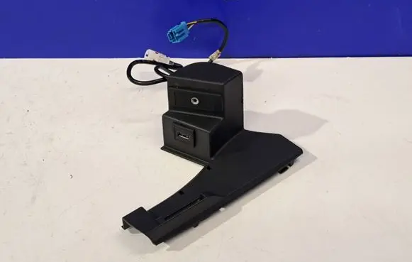 Mercedes-Benz C W204 USB socket connector A2078210411