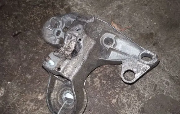 Audi A6 S6 C5 4B Engine mounting bracket 4B0199351B