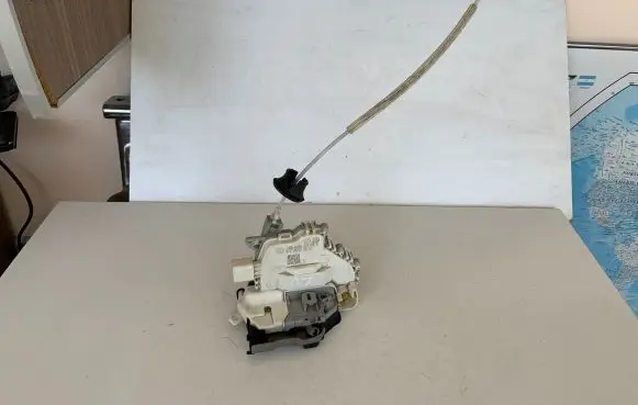 Audi Q7 4L Front door lock 8J1837015D