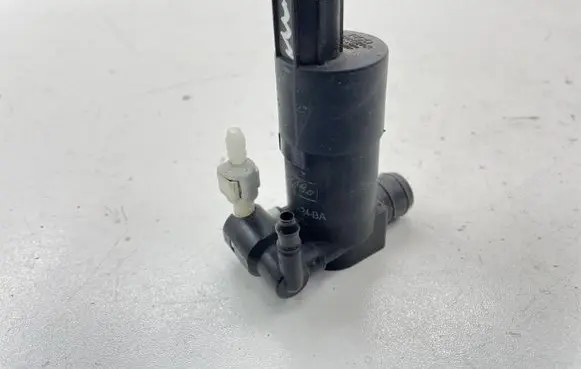 Ford Focus Windscreen/windshield washer pump BV6117K624BA T655C