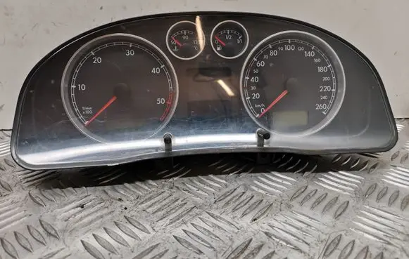 Volkswagen PASSAT B5.5 Speedometer (instrument cluster) VWZ7Z0A3563298 3B0920825A