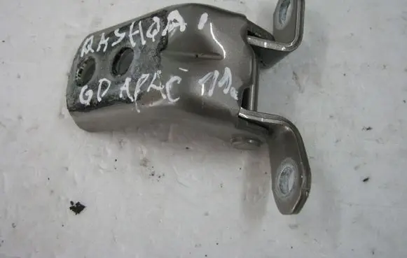 Nissan Qashqai+2 Rear door lower hinge