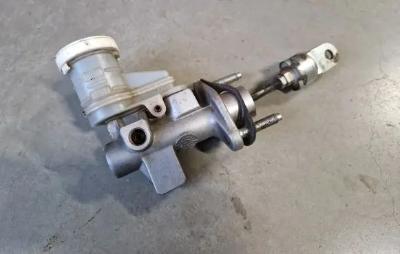 Mitsubishi L200 Clutch master cylinder