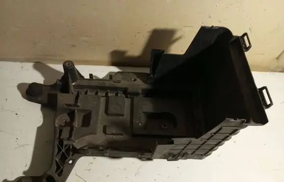Volkswagen PASSAT B6 Battery box tray 1K0915333C