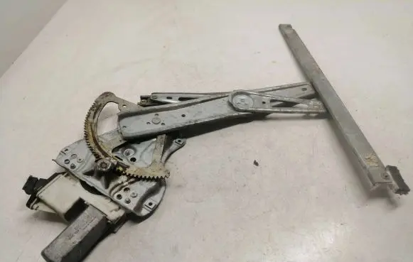 Toyota Corolla E120 E130 Front door window regulator with motor 0130822032