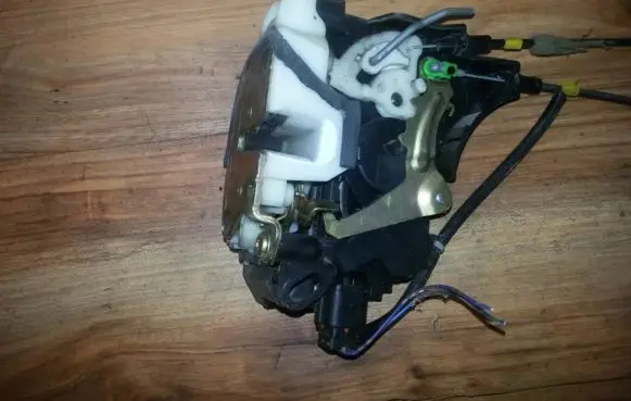 Mitsubishi Grandis Front door lock
