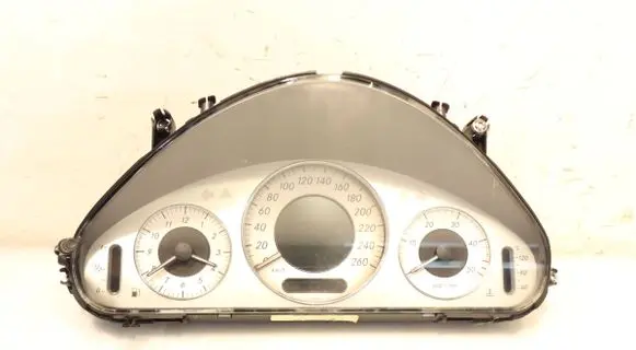 Mercedes-Benz E W211 Clock 