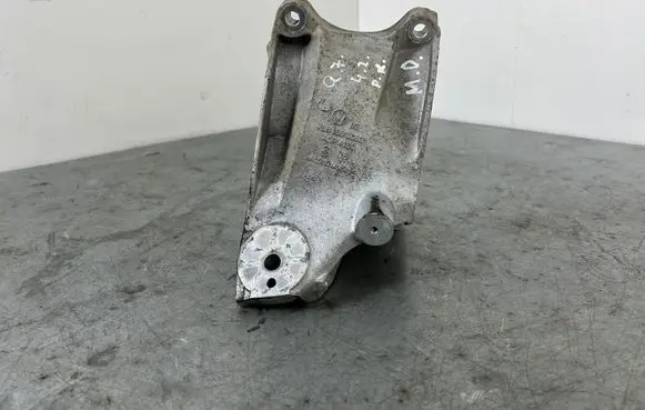 Audi Q7 4L Engine mounting bracket 7L8199308B