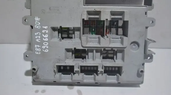 BMW 1 E81 E87 Fuse module 6906621
