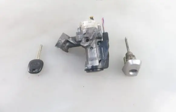 Toyota Corolla Verso E121 Ignition lock 8978313010
