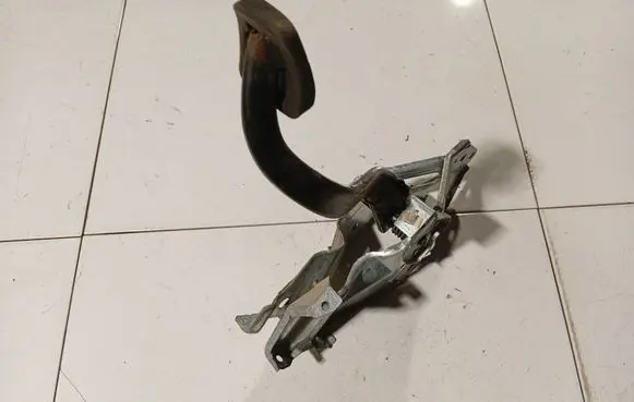 Opel Astra H Clutch pedal 