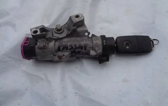 Volkswagen PASSAT B5.5 Ignition lock 4B0905851G
