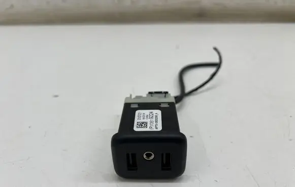 Opel Insignia B USB socket connector 13519224