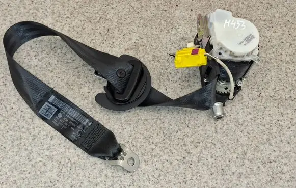 Volkswagen PASSAT B7 Front seatbelt 3C1857705P YD4100471 34077659
