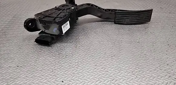 Accelerator throttle pedal