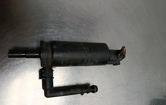 Volkswagen PASSAT B5.5 Headlight washer pump 3B7955681