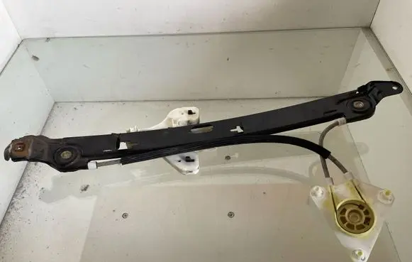 Rear window lifting mechanism without motor