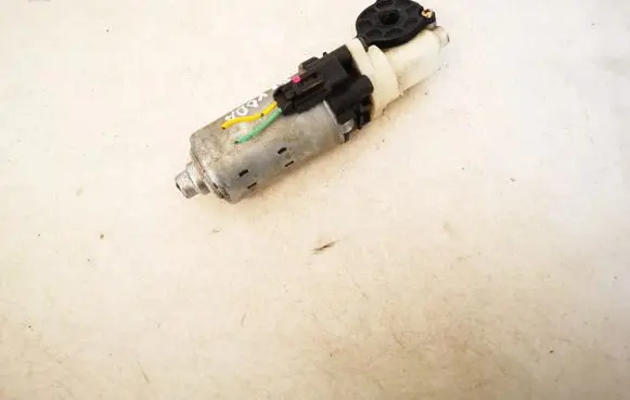 Toyota Avensis T250 Seat adjustment motor 8582033020 85820-33020