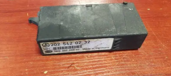 Mercedes-Benz C W202 Light module LCM 2025420232 5KG007099