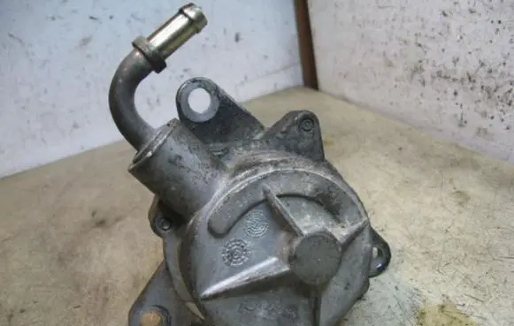 Renault Laguna I Vacuum pump PIERBURG96T338