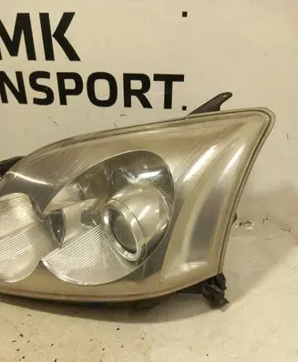 Toyota Avensis T250 Headlight/headlamp M60GF20
