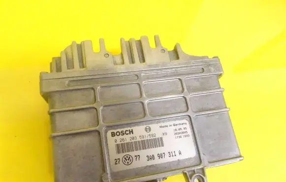 Volkswagen Golf III Engine control unit/module 0261203591 3A0907311A
