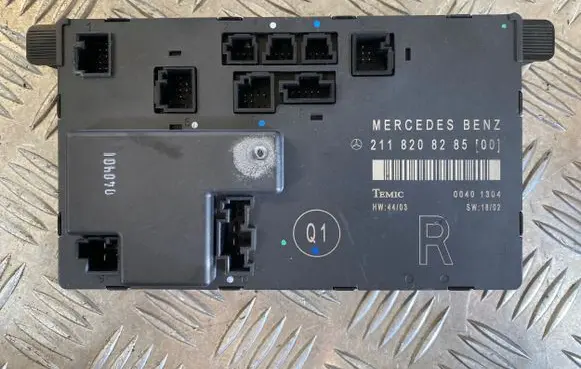 Mercedes-Benz E W211 Door control unit/module 2118208285 00401304
