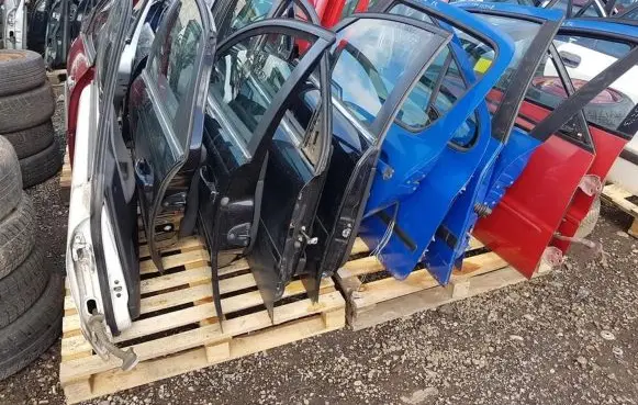 Mitsubishi Colt Front door raudonos