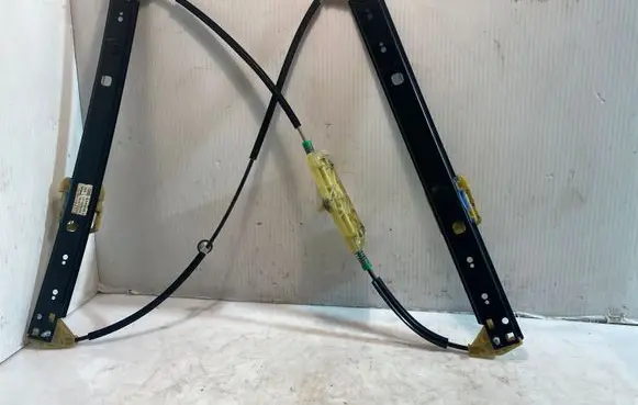 Rear window lifting mechanism without motor