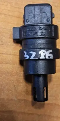Volkswagen Golf III Intake air temperature sensor 028906081