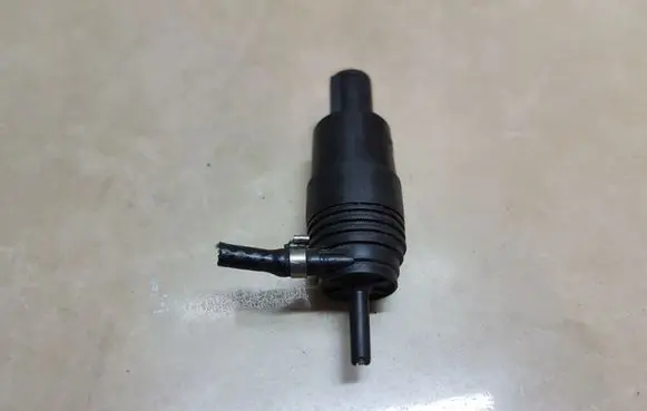 BMW 5 E39 Windscreen/windshield washer pump 67128360244