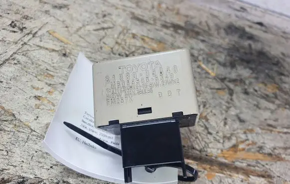 Toyota Corolla Verso E121 Hazard warning light relay 8198005040