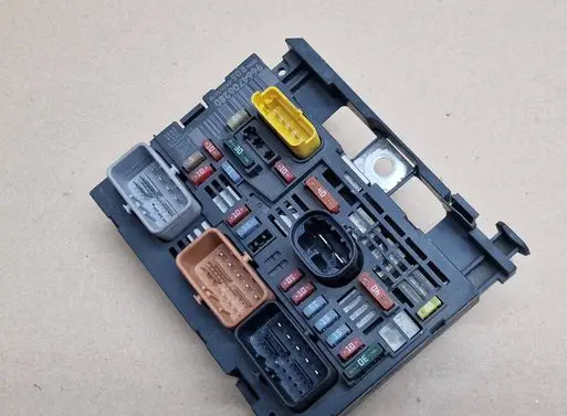 Peugeot 308 Fuse module 9664706280