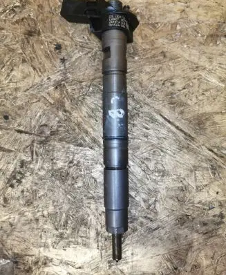 Volkswagen Jetta VI Fuel injector 03L130277A 0445116011