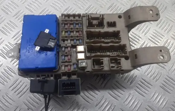 Toyota Corolla E120 E130 High voltage junction box 82641-02040