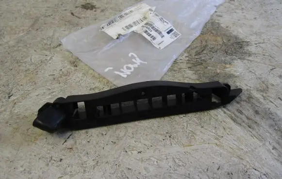 Opel Corsa E Front bumper mounting bracket 39014303